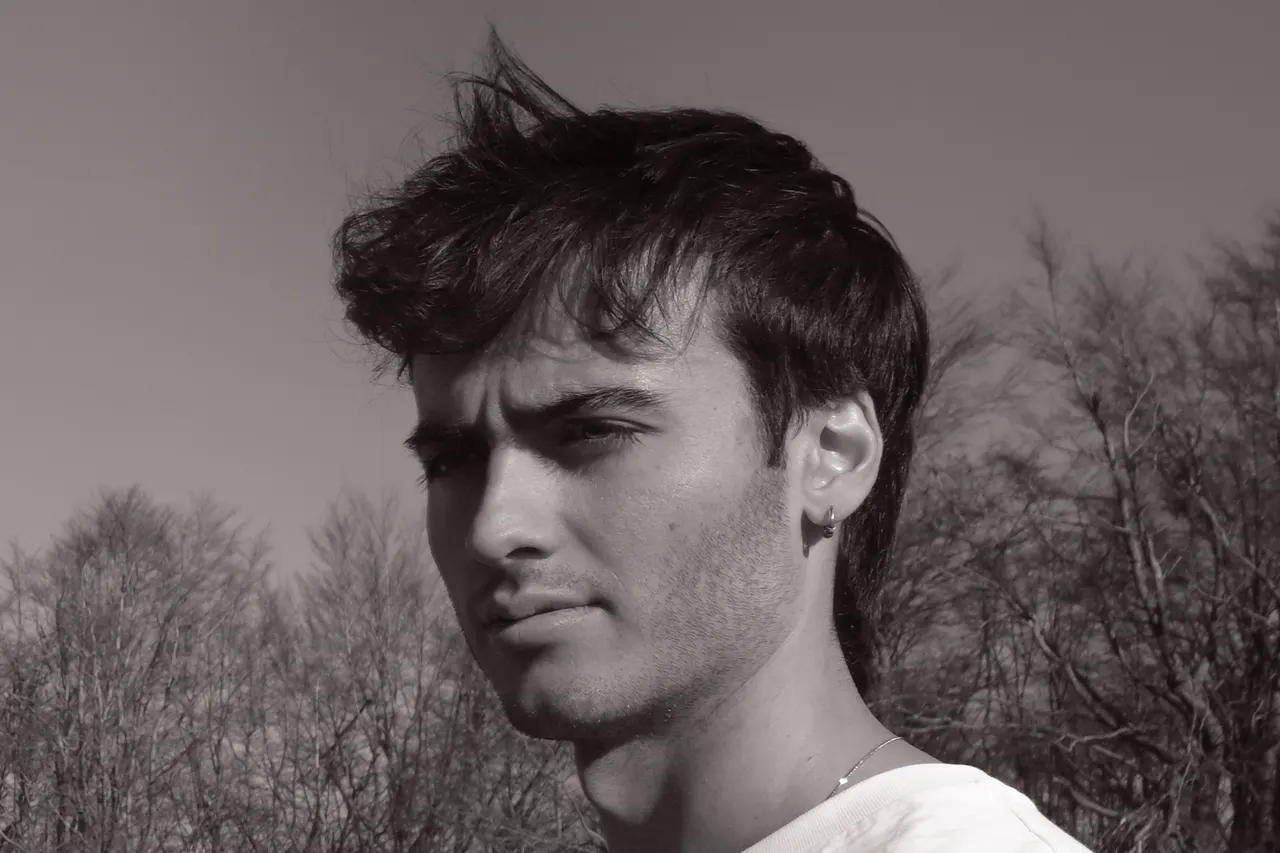 Retrat de Guillem de perfil, en blanc i negre.