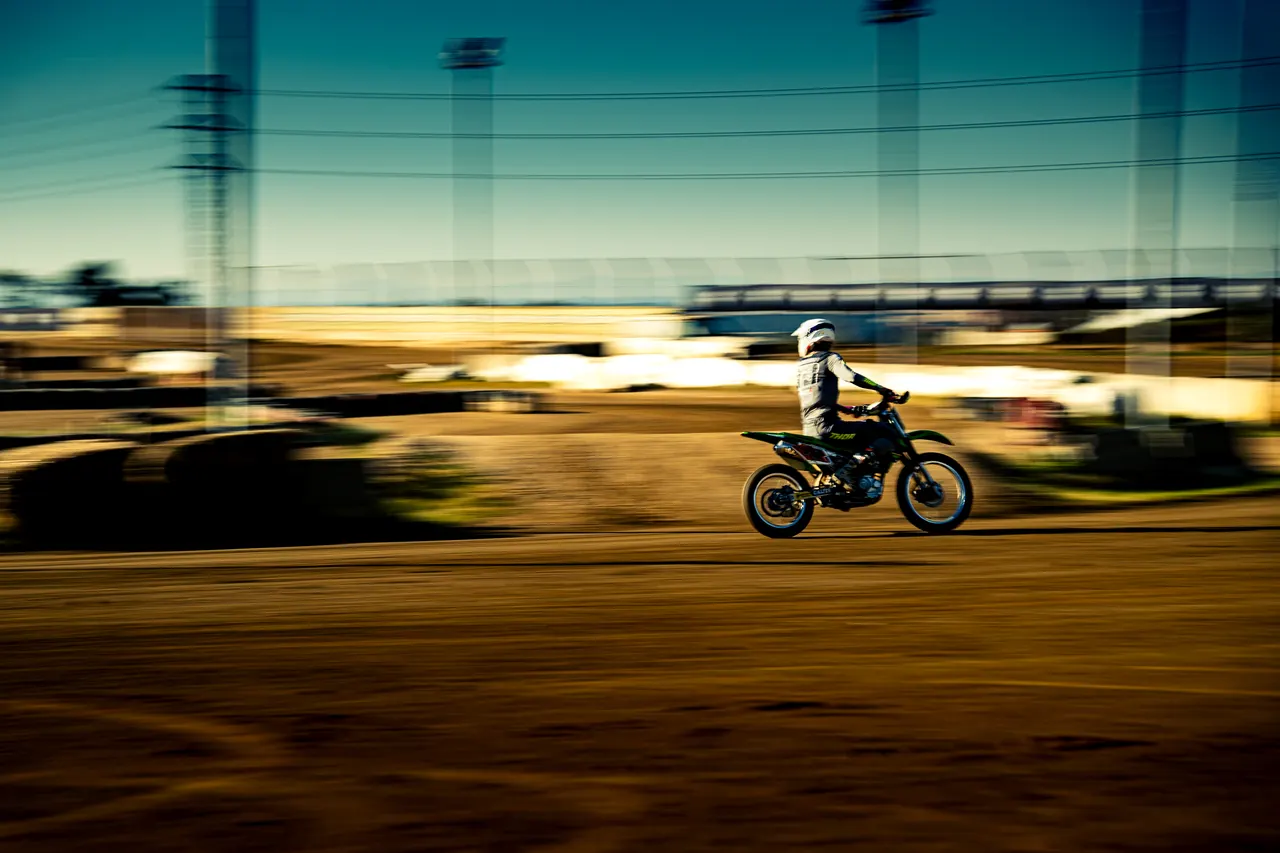 Una moto en moviment capturada amb un escombrat fotogràfic.